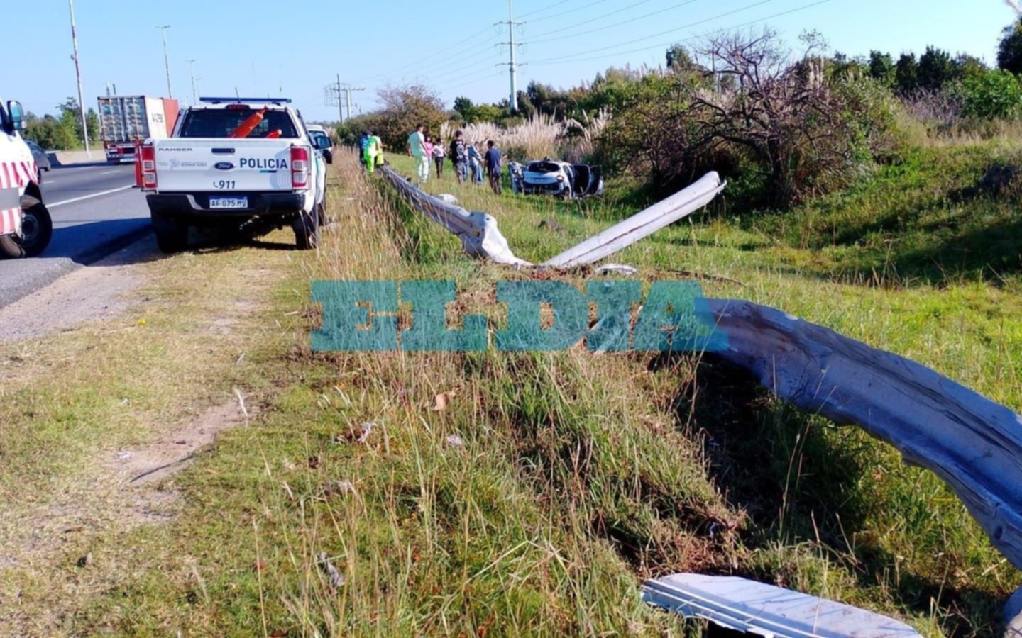 Milagro en la Autopista Buenos Aires - La Plata: un auto despistó, rompió el guardarraíl y terminó en la zanja